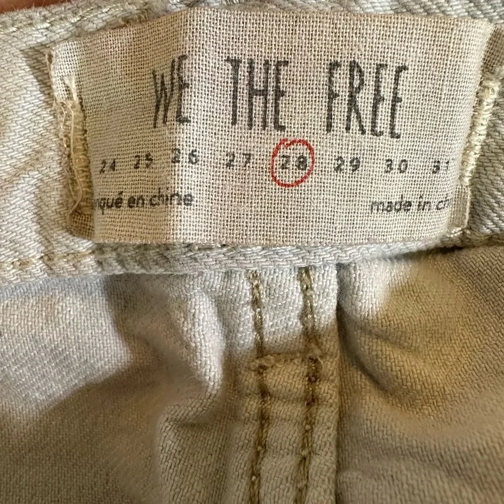 FREE PEOPLE Women’s Button Fly Frayed Hem Boho Denim Shorts Light Wash Size 28